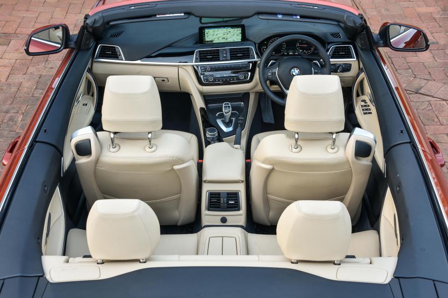 Интерьер BMW 420i Convertible Luxury Line 2017 года  (ZA) (фото 23 из 30)